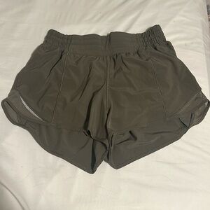 lululemon hotty hot high rise 2.5 inch shorts size 4 olive green